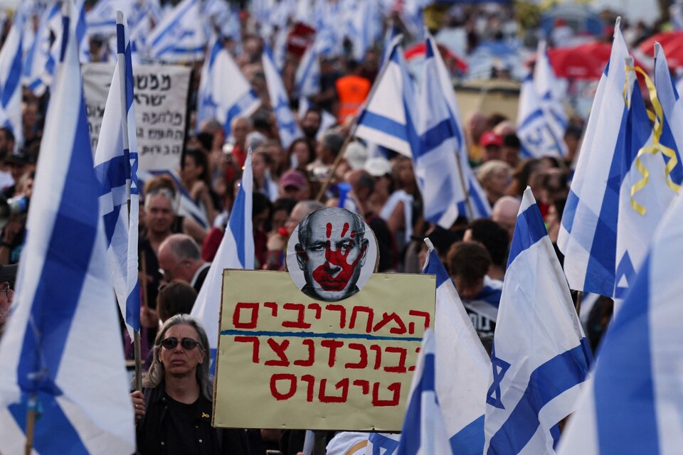 Miles de israelíes pidieron por segunda noche consecutiva la salida de Netanyahu (Fuente: AFP)