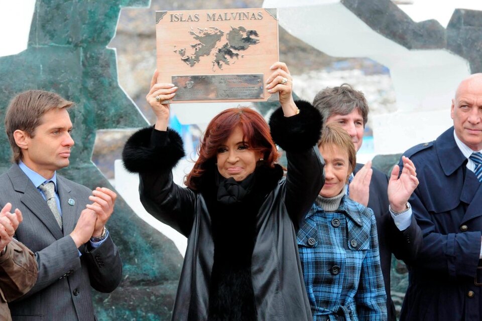 CFK en el monumento a los Héroes de Malvinas en Ushuaia, Tierra del Fuego, en 2012.