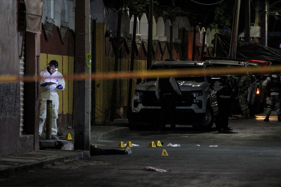 Un miembro del equipo forense trabaja en la escena del asesinato de Gaytán Gutiérrez. (Fuente: AFP)