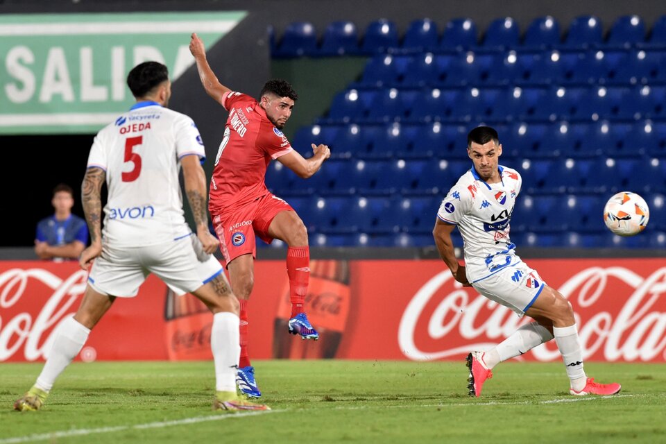Romero a punto de convertir el primer gol (Fuente: AFP)