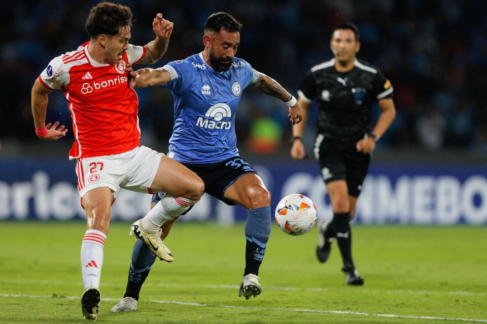 Ariel Rojas domina ante Maurício; fue 0-0 en el Kempes (Fuente: AFP)