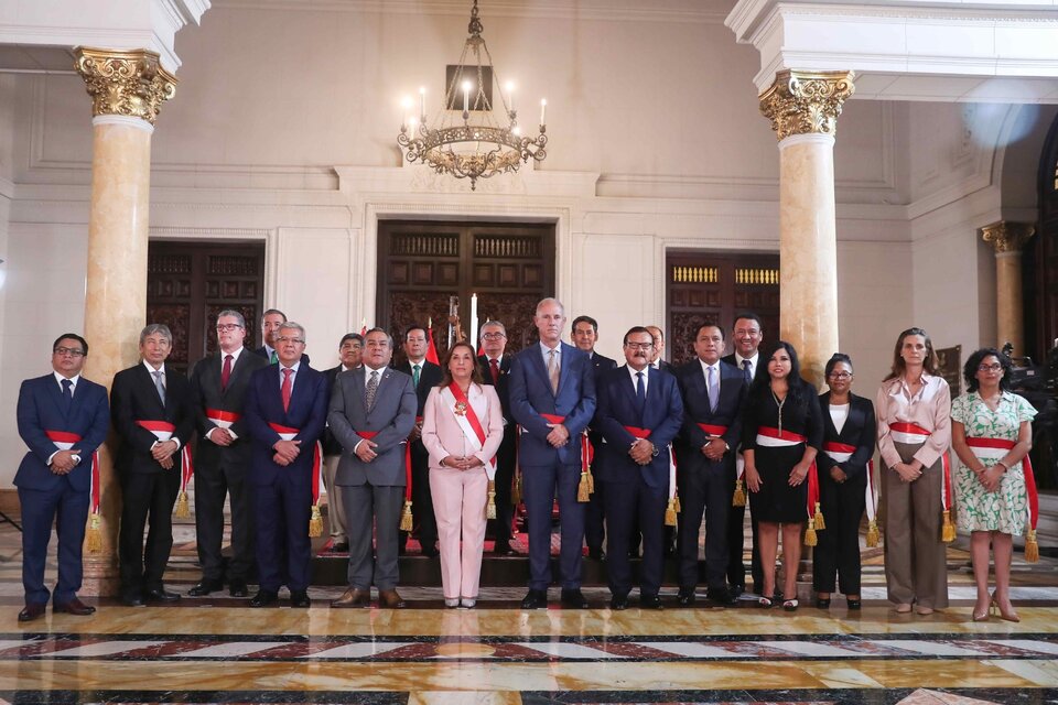 Boluarte, mientras posa junto a los nuevos integrantes de su gabinete en Lima.  (Fuente: EFE)