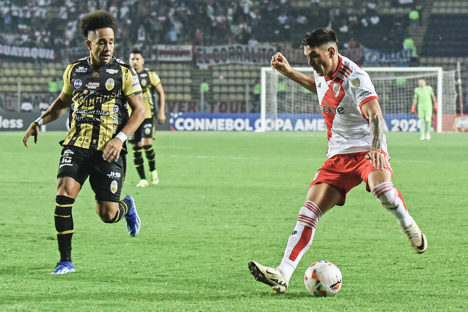 Enzo Díaz lleva la pelota ante Maurice Cova (Fuente: AFP)