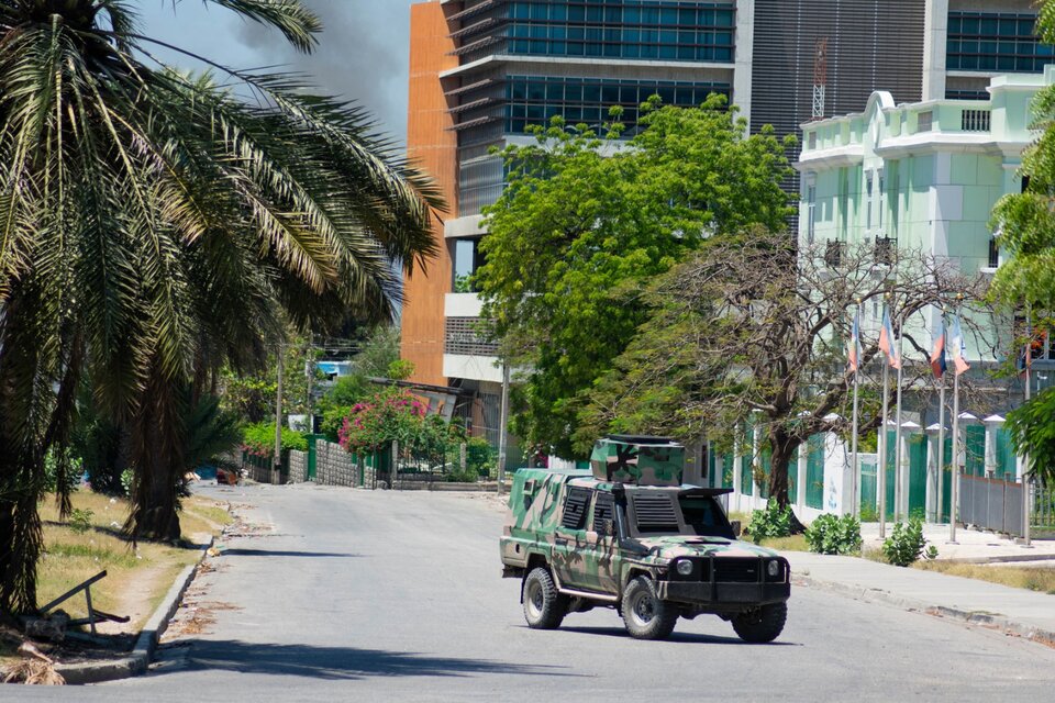 Presencia policialen las calles desiertas de Puerto Príncipe. (Fuente: AFP)