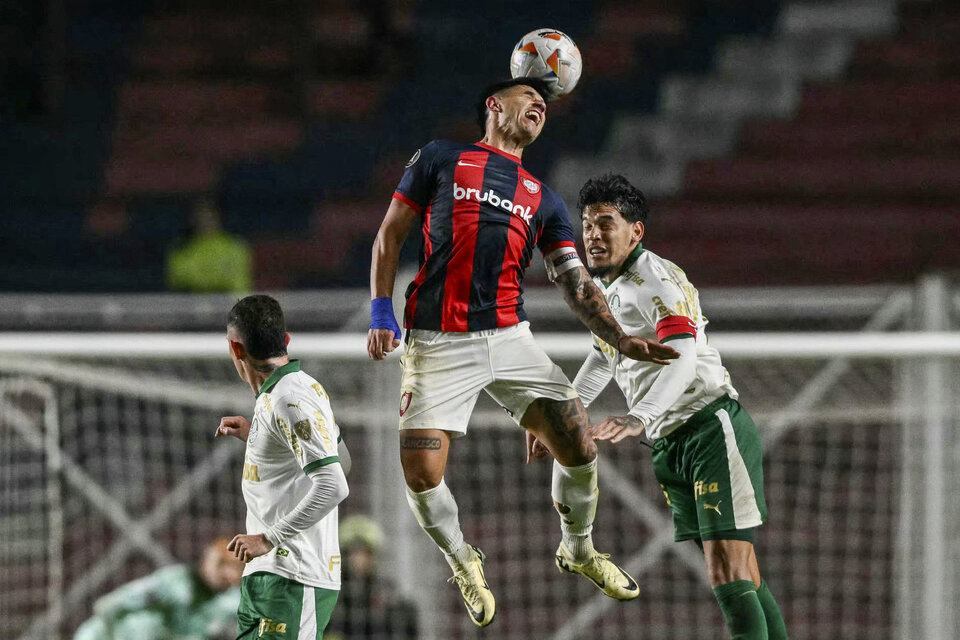 Bareiro salta a cabecear junto a Gustavo Gómez (Fuente: AFP)