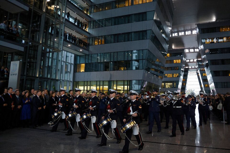 Desfile en Bruselas, sede de la OTAN, para celebrar el 75 aniversario. (Fuente: AFP)