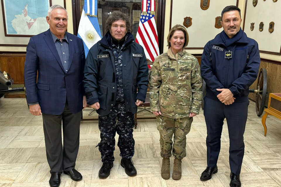Otra vez disfrazados de militares, el presidente Javier Milei y el ministro Luis Petri posan con la jefa del Comando Sur Laura Richardson.