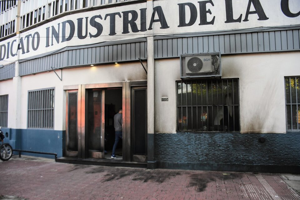 El edificio en la zona sur de Rosario fue baleado e incendiado pero no hubo víctimas. (Fuente: Sebastián Granata)