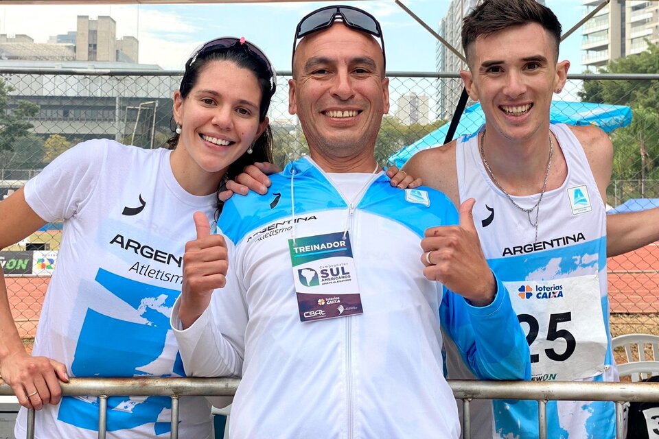 Leonardo Malgor, un entrenador con mucha experiencia en proyectar atletas, junto a Fedra Luna Sambran y Diego Lacamoire