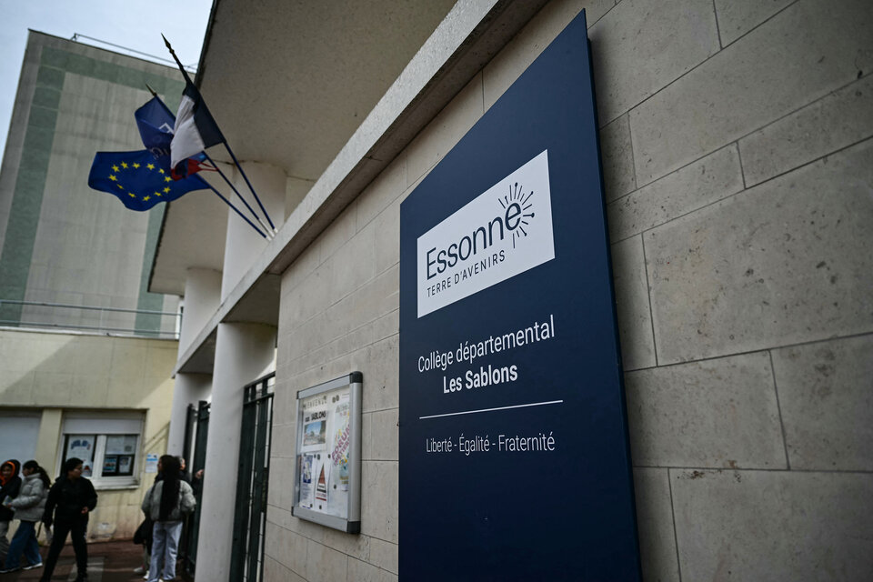El centro de secundaria Les Sablons, donde estudiaba Shamseddine, el adolescente fallecido. (Fuente: AFP)