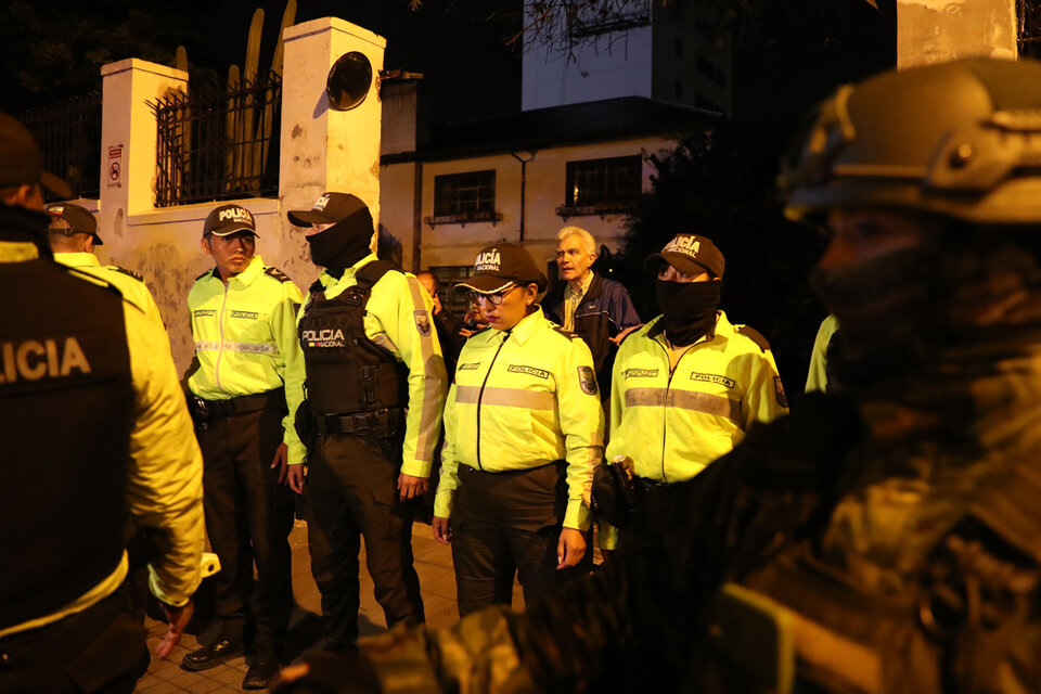 Agentes de policía frente a la embajada de México en Quito.  (Fuente: EFE)