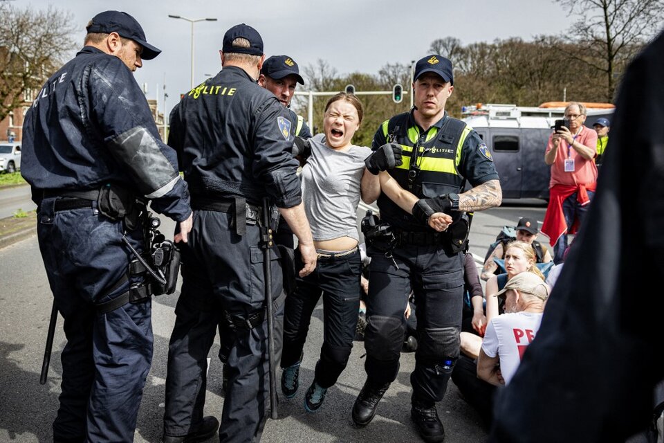 Detuvieron a la activista ambientalista Greta Thunberg durante una protesta en Países Bajos (Fuente: AFP)