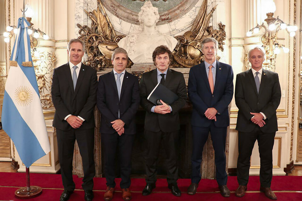 El presidente Javier Milei junto a los integrantes de su equipo económico.  (Fuente: NA)
