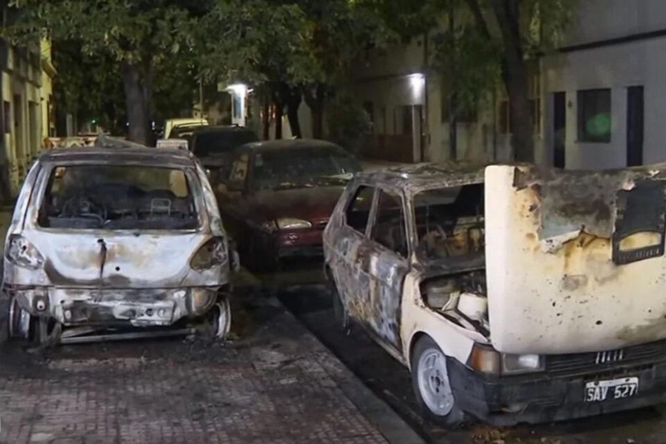 Autos incendiados en Villa Luro (Fuente: NA)