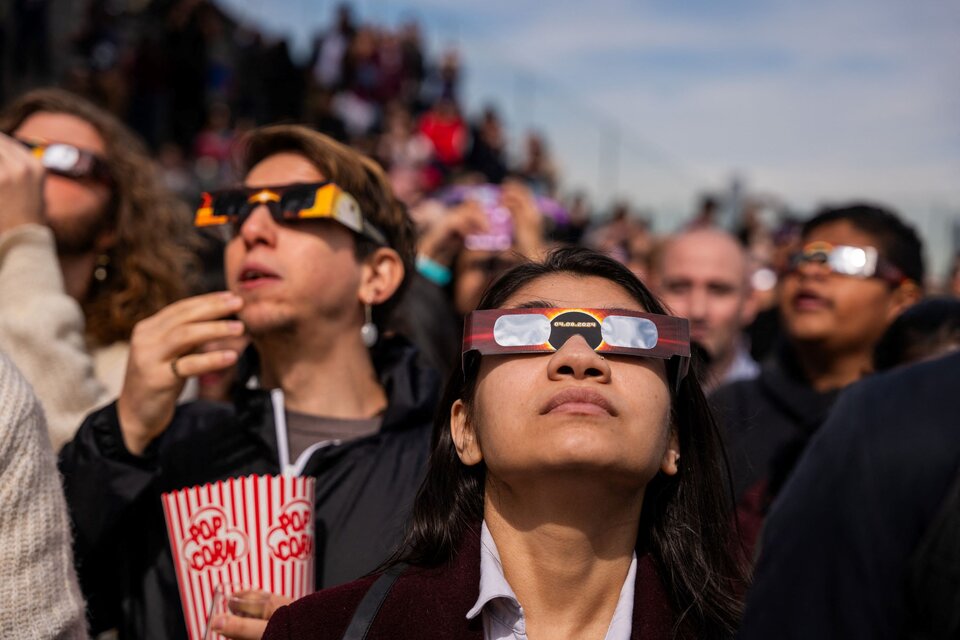 Un reflejo de la jornada en la que muchos aprovecharon para observar el eclipse (Fuente: AFP)