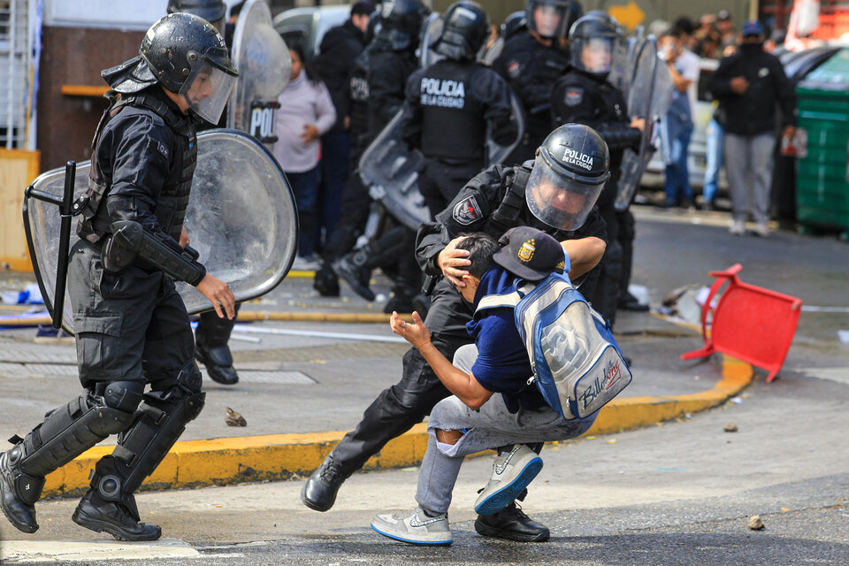 Represión en la 9 de Julio a las organizaciones sociales que reclamaban alimentos. (Fuente: NA)