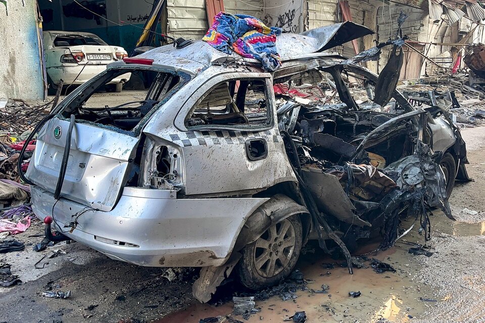 El auto en elque viajaban los hijos de Haniyeh en Ciudad de Gaza. (Fuente: AFP)