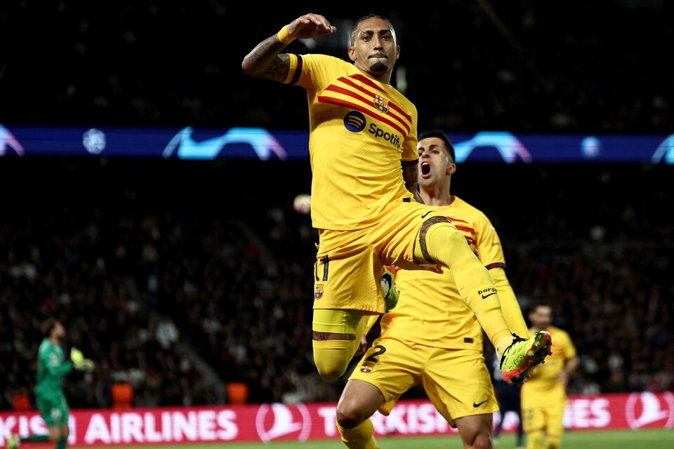 El brasileño Raphinha hizo dos de los tres goles de la victoria de Barcelona en París. (Fuente: AFP)