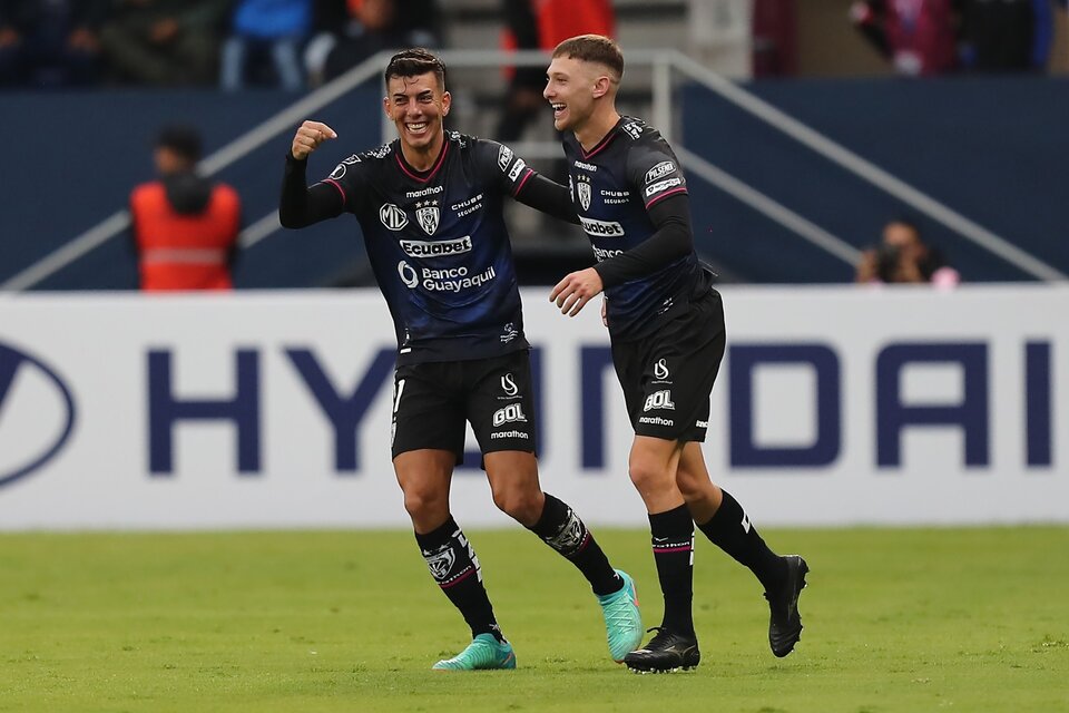 Michael Hoyos y Zabala celebran el segundo gol de los ecuatorianos (Fuente: EFE)