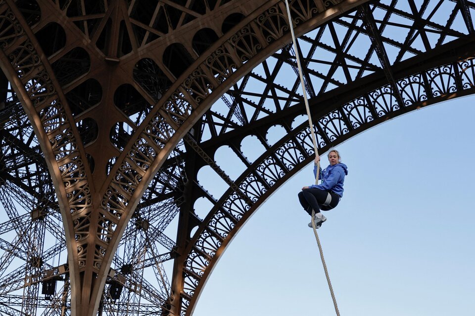 Una francesa rompió un récord mundial al subir la Torre Eiffel con una cuerda (Fuente: AFP)