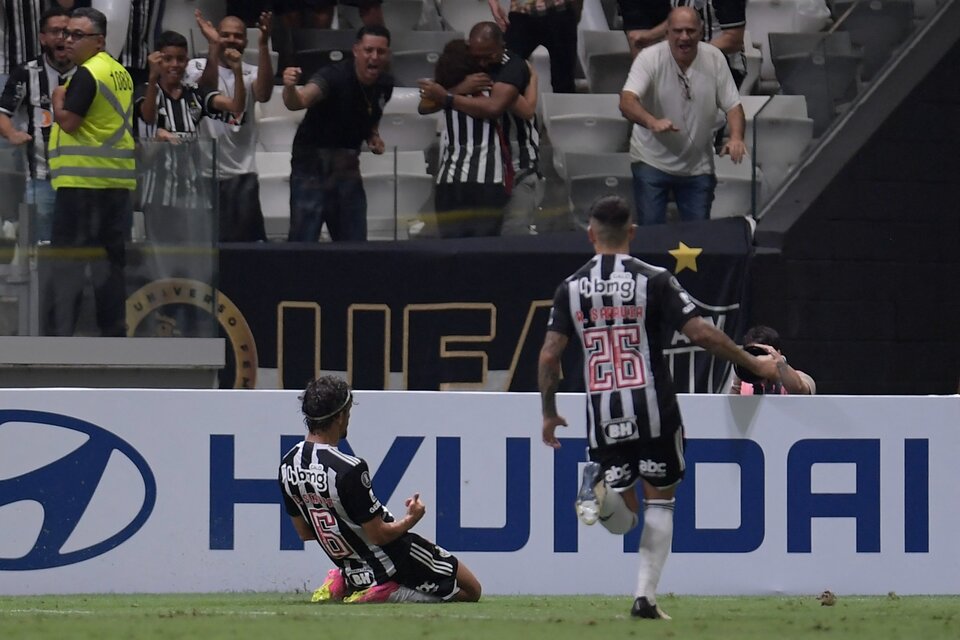 Gustavo Scarpa festeja su gol, el primer de Mineiro (Fuente: AFP)