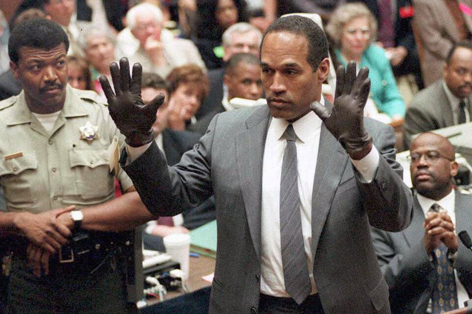 O.J. Simpson durante el juicio por el asesinato de su ex esposa, Nicole Brown, y un amigo de ella