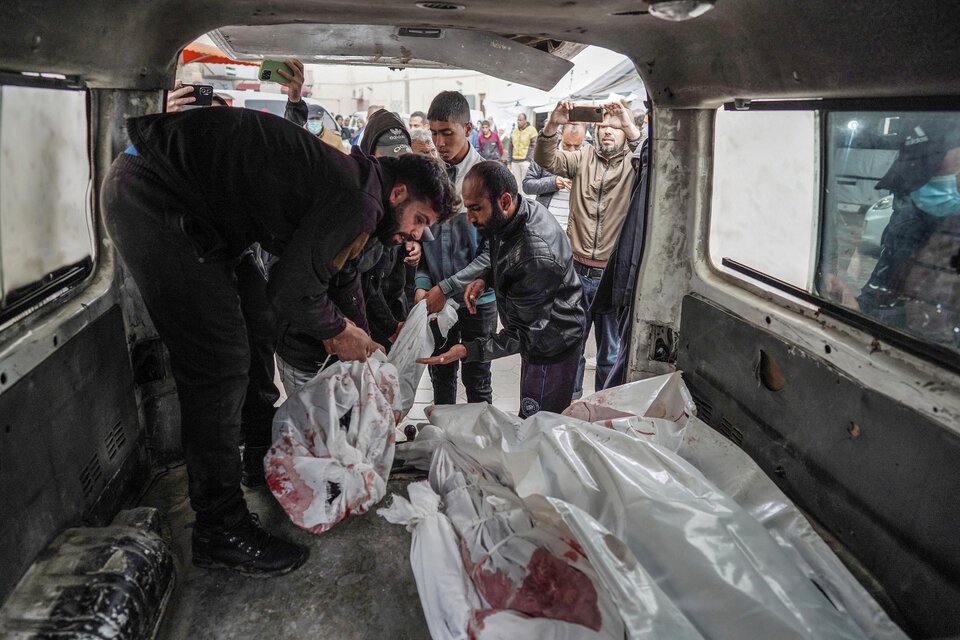 Palestinos cargan los cuerpos de una family que murió en un bombardeo en  Nuseirat.   (Fuente: AFP)