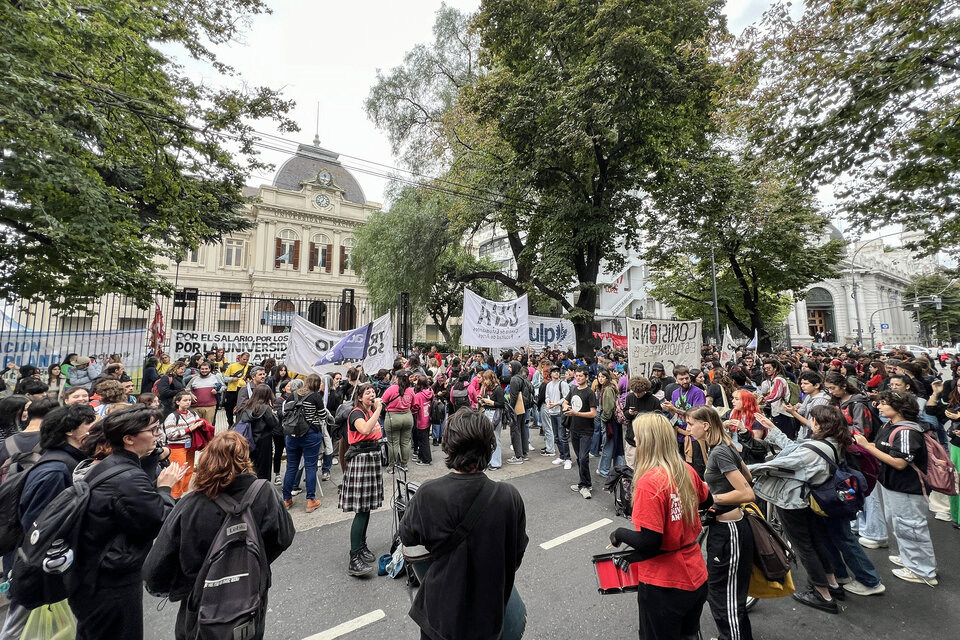 La UNLP salió a la calle y marchó contra Milei (Fuente: El Día de La Plata)