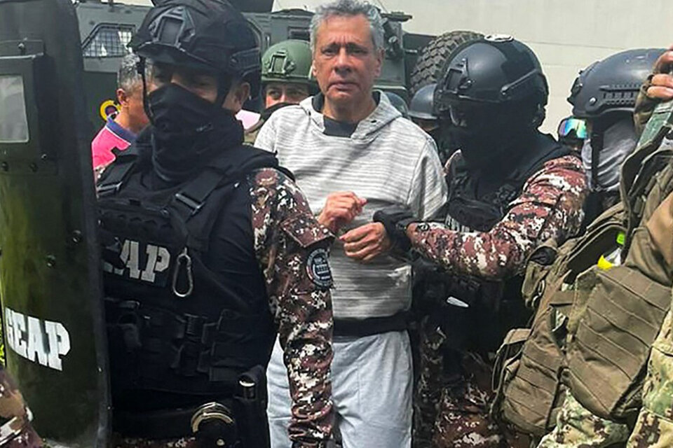 Jorge Glas llega a la cárcel de Guayaquil tras ser detenido en la embajada de México. (Fuente: AFP)