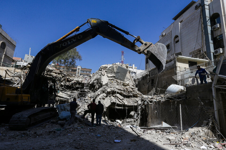 Rescatistas trabajan entre los escombros del consulado iraní en Damasco después del atque israelí. (Fuente: AFP)