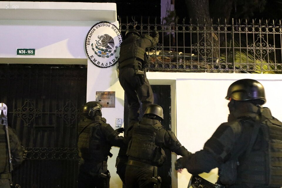 Policía ecuatorianos fuerzan su entrada a la embajada de Méxicopara detenr a Jorge Glas. Foto2: Daniel Noboa, presidente de Ecuador. (EFE) (Fuente: AFP)