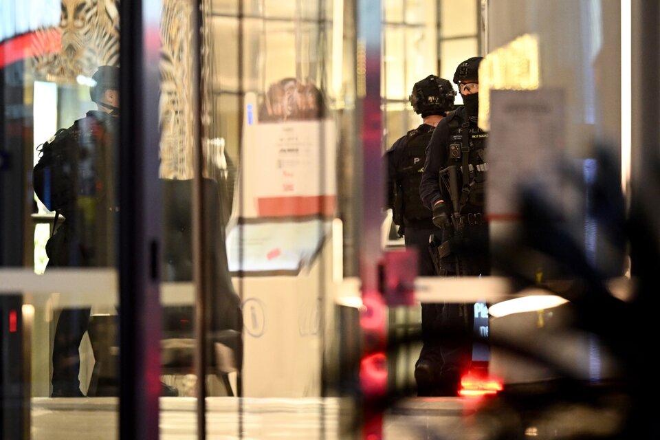 Policías en la puerta del shopping, después de la masacre.  (Fuente: EFE)