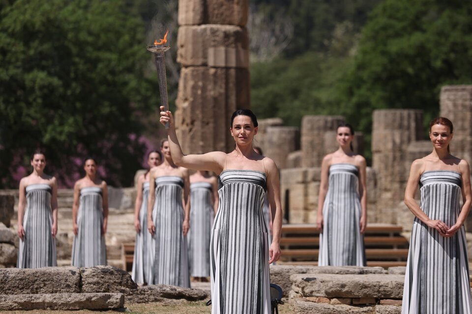 La llama olímpica se encendió en Olimpia, Grecia, y partió hacia París. (Fuente: @París2024)