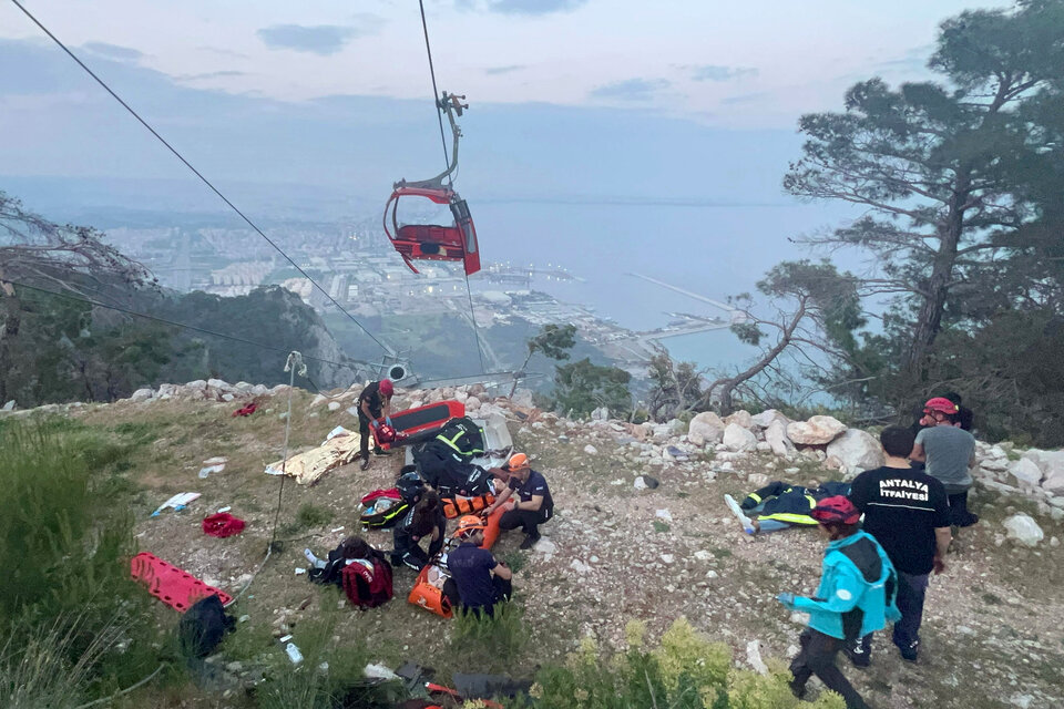 Turquía: un muerto y diez heridos por el choque de un teleférico contra un poste (Fuente: AFP)