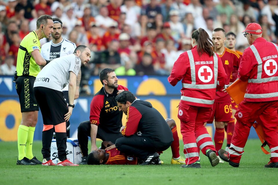 Un jugador de la Roma se desplomó en pleno partido y fue trasladado al hospital (Fuente: EFE)