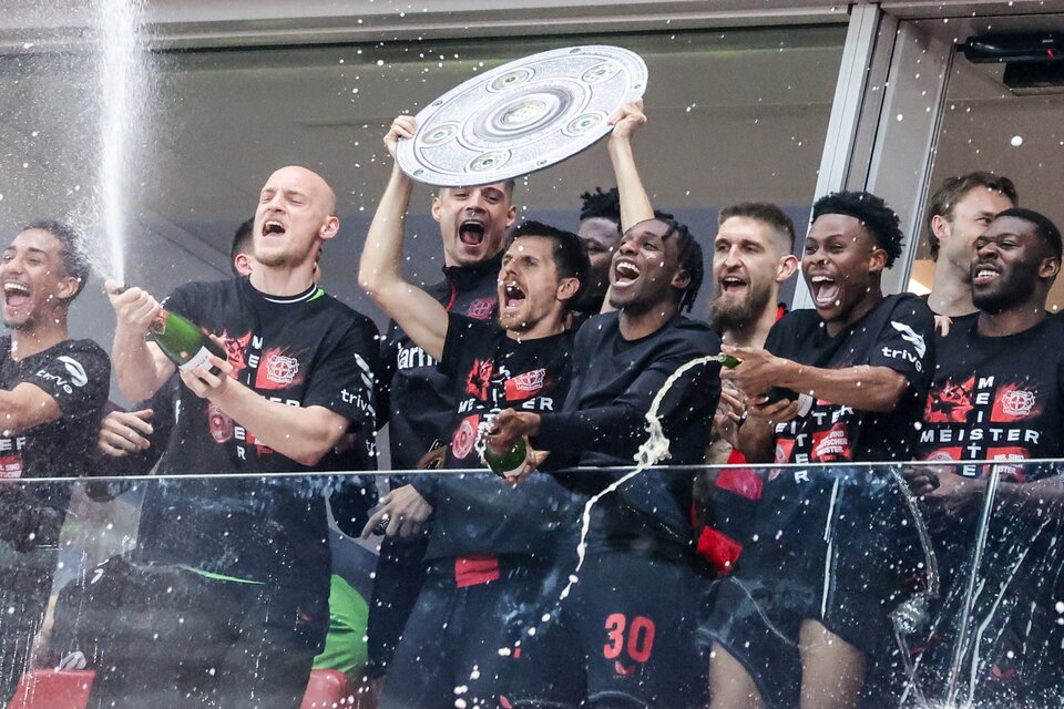 Los jugadores del Bayer levantan su trofeo (Fuente: EFE)