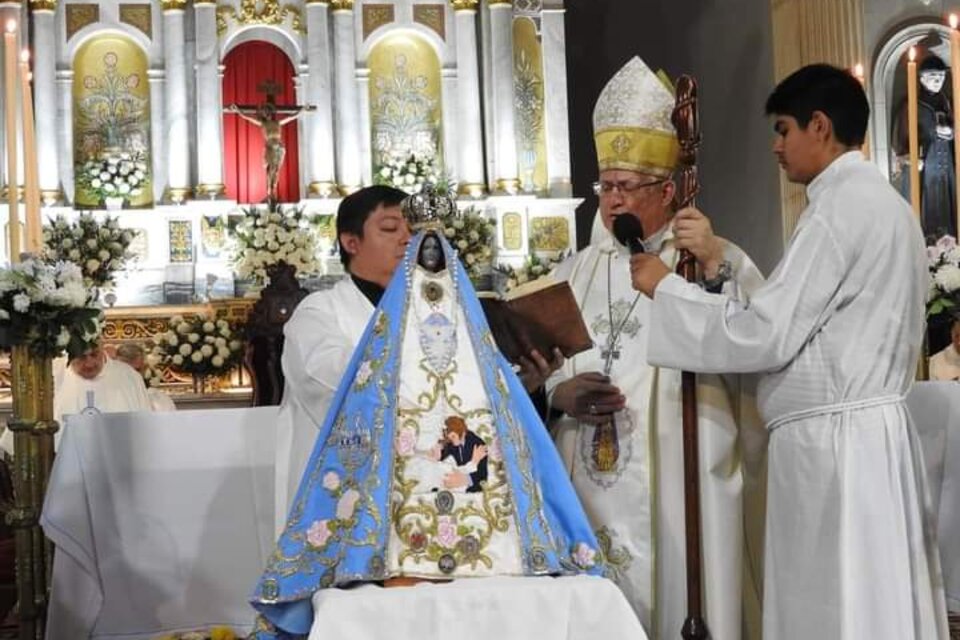 Repudio por un manto de la Virgen del Valle que muestra un bordado de Milei y el Papa abrazados