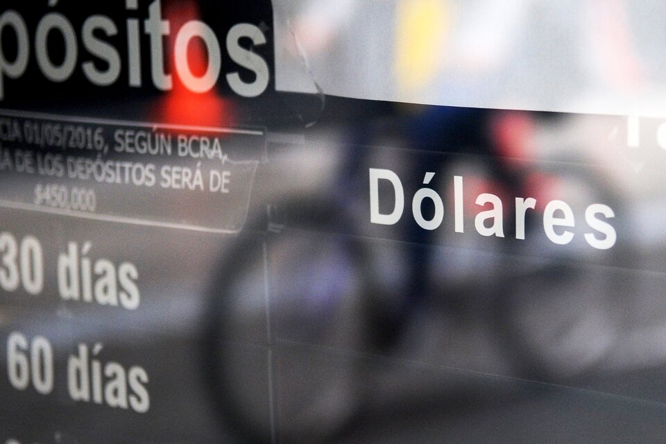 El dólar contado con liqui cerró la jornada en 1074 pesos, con una suba del 2,6%