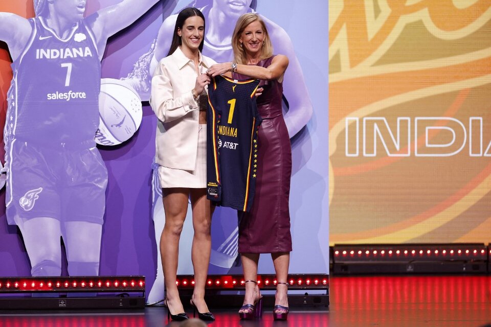 Caitlin Clark junto a la comisionada de la WNBA tras ser elegida en el Draft. (Fuente: AFP)