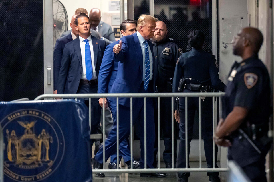 Trumpingresa ala Corte Criminal de Manhattan durante la selección de jurados. (Fuente: AFP)