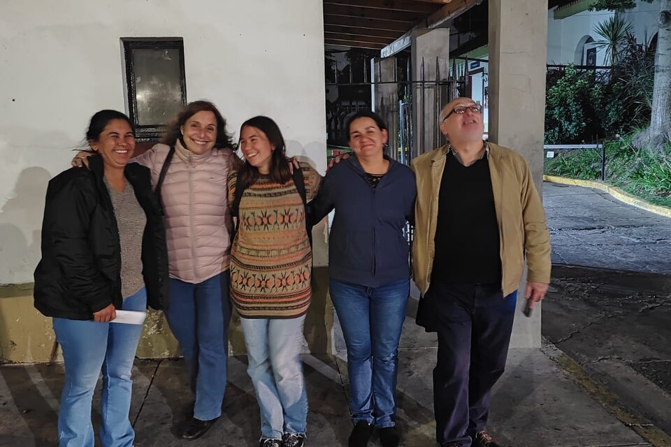 Myrian, Rosa y Tania Villalba al ser liberadas, junto a sus representantes de la Gremial de Abogados. (Fuente: gentileza familia Villalba)
