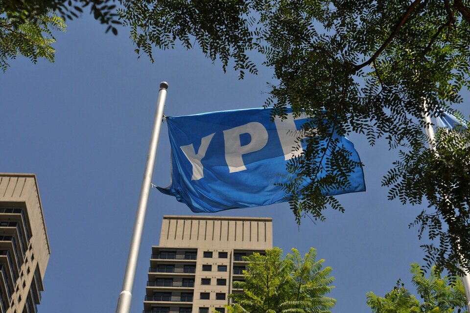 YPF, la empresa que Milei quiere privatizar, despilfarra recursos en su directorio.  (Fuente: Sandra Cartasso)