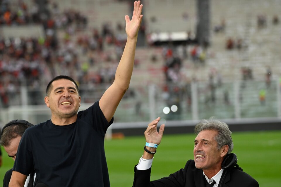 Riquelme levanta su brazo izquierdo para festejar la victoria (Fuente: Fotobaires)