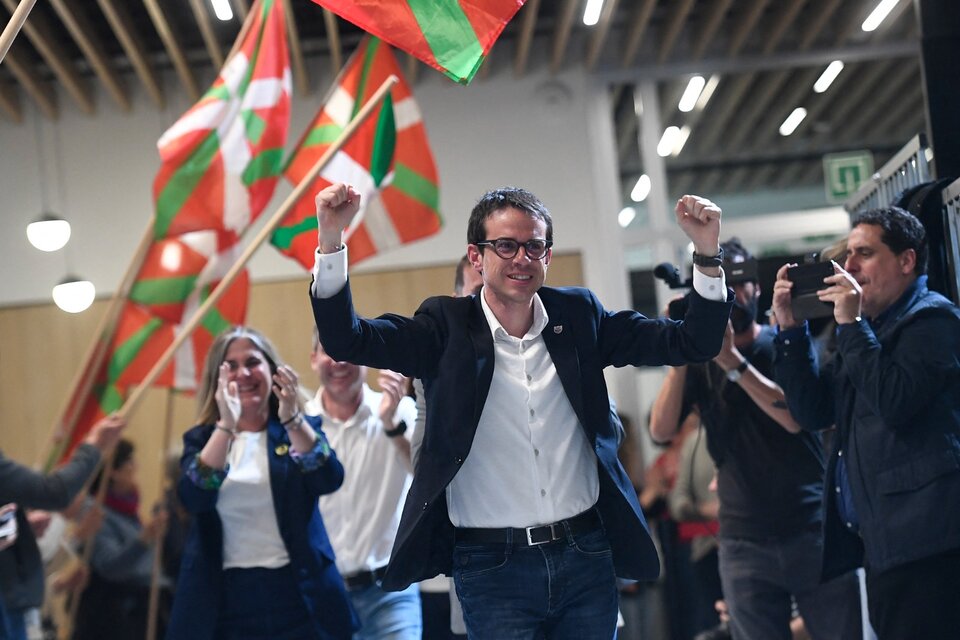 Pello Otxandiano, candidato de Bildu, festeja elresultado electoral. (Fuente: AFP)