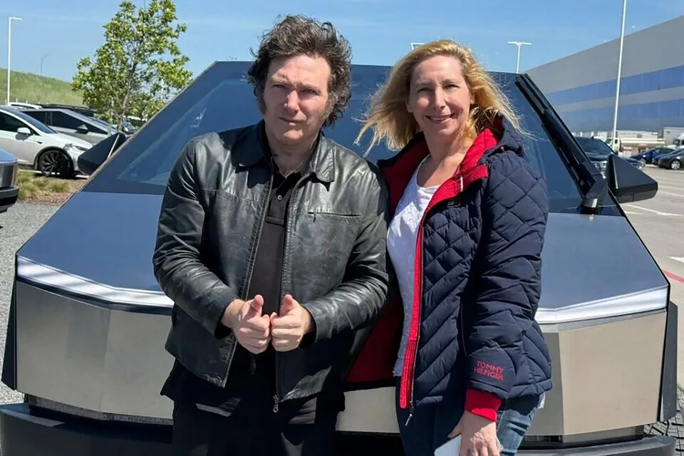 Javier y Karina Milei con un Cybertruck en la fábrica de Tesla