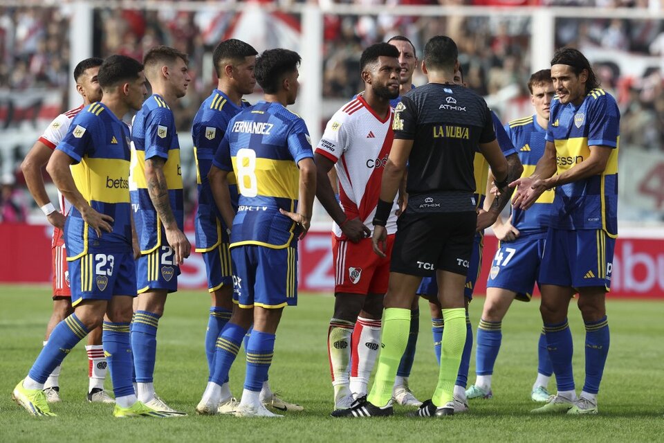 Los jugadores de Boca y River esperan la decisión del VAR en Córdoba. (Fuente: AFP)