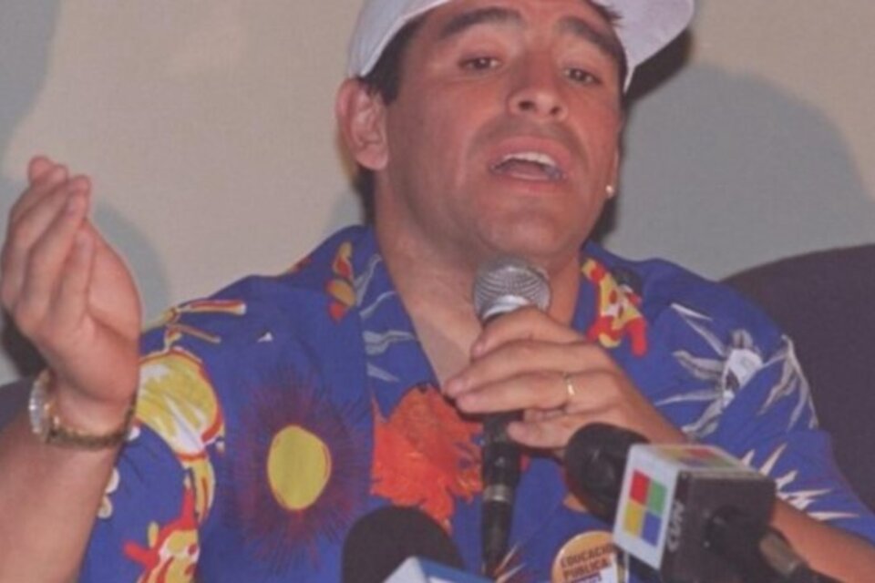 En 1995, Diego Maradona visitó la UBA para apoyar a la comunidad educativa universitaria. Imagen: Captura de video.