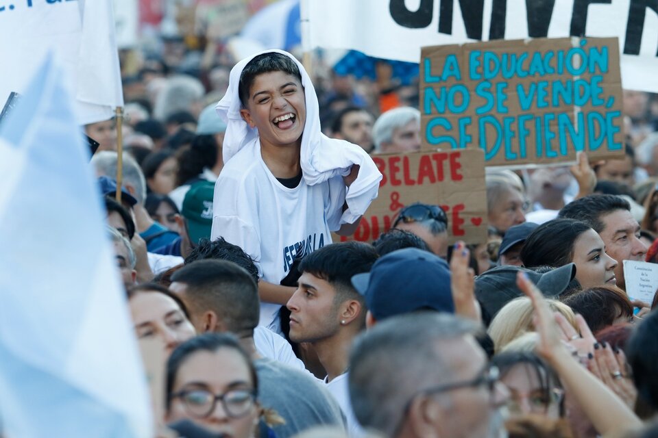 Festiva y celebratoria del encuentro, la marcha tuvo el brillo de la juventud.  (Fuente: Leandro Teysseire)