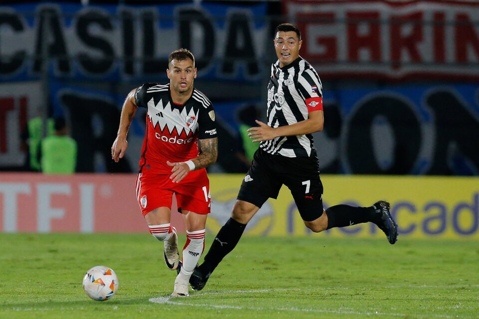 González Pirez sale jugando ante la presencia de Oscar Cardozo (Fuente: NA)