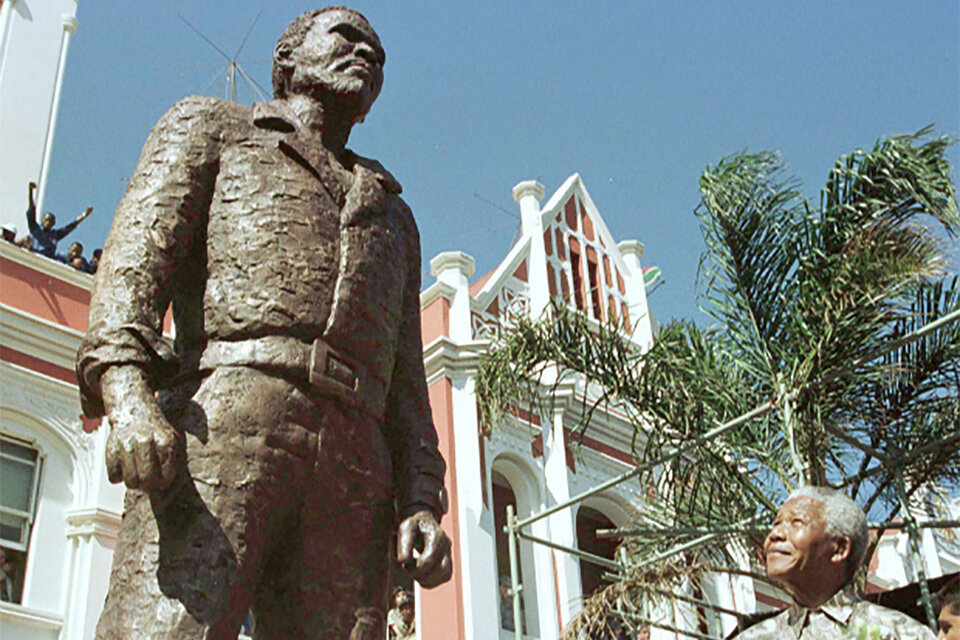 Nelson Mandela durante inauguración de la estatua de Steve Biko, en 2012.